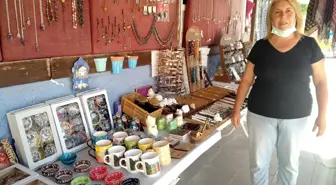 Turistlerin gelmesi hediyelik eşya satıcılarının yüzünü güldürdü