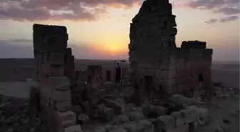 DİYARBAKIR - Zerzevan Kalesi'nin gün batımı fotoğrafları sergilere ilham kaynağı oluyor