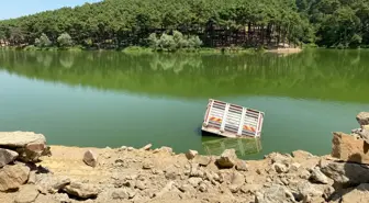 Sancaktepe'de freni boşalan kamyon gölete yuvarlandı