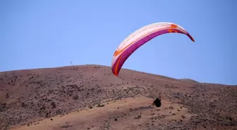 Yamaç paraşütçüleri ve paramotor tutkunları gökyüzünü renklendirdi