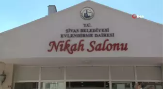 Evet dediler, nikah şekeri yerine kedi ve köpek maması dağıttılar