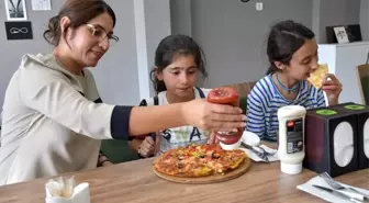 Köy çocukları pizza ile tanıştılar