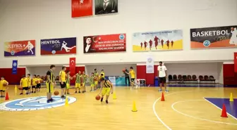 Başkan ve rektör basketbolcularla buluştu