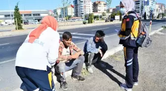 EVİN BAHÇE DUVARINI YIKARAK DEVRİLEN KAMYONETTEKİ SÜRÜCÜ İLE YOLCU KAÇTI