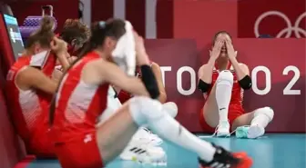 Güney Kore'ye elenen Kadın Voleybol Takımımız, yere kapanıp hüngür hüngür ağladı