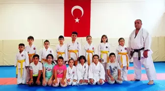 Yaz okulunda minikler karate öğreniyor