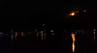 Marmaris'te gece devam eden yangın havadan görüntülendi