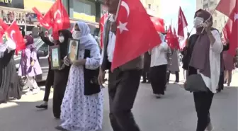 Terör mağduru aileler HDP İl Başkanlığı binası önünde eylem yaptı