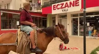 Son dakika haberleri... Yangın nedeniyle mahalle boşaltılınca atıyla eczaneye gelip ilaç almak istedi