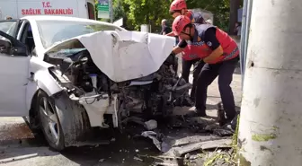 Direksiyon başında fenalaşınca 4 araç ve direğe çarparak durabildi