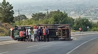 Demir yüklü römorktaki yolculukta yaralı kurtuldular