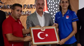 Olimpiyat madalyalı milli tekvandocu Hatice Kübra İlgün'e, Bursa'da hediye altın