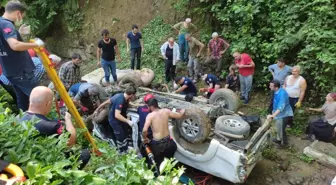 Rize'de çay yüklü kamyonet dereye devrildi: 5 yaralı