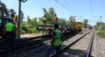 YÜK TRENİNİN 4 VAGONU RAYDAN ÇIKTI; HALKAPINAR-ÇİĞLİ İZBAN SEFERLERİ DURDU