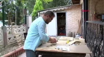 BİRLEŞTİRDİĞİ ODUN PARÇALARINI SANAT ESERİNE DÖNÜŞTÜRÜYOR