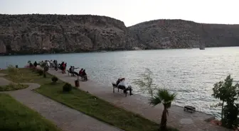 ŞANLIURFA - Bozkırın ortasındaki 'sahil kenti' Halfeti'de ziyaretçi yoğunluğu yaşanıyor