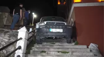BURSA'DA TARİHİ TOPHANE SURLARI MERDİVENLERİNDEN HAFİF TİCARİ ARAÇ DÜŞTÜ