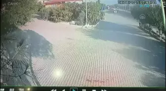 Durakta bekleyen çocuğa doğru giden tırın ağaçlara çarpıp durma anı kameralara yansıdı