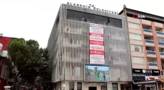 Gelir gider tablosunu afiş yaptırıp belediye binasına astırdı