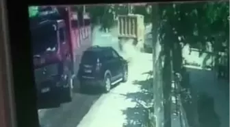 Hatalı sollama yapan tır duvarı yıkıp evin bahçesine girdi...O anlar kamerada