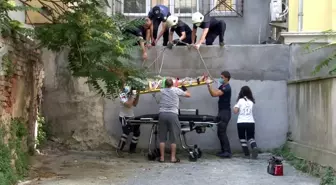 Kadıköy'de 3. kattan düşen kadın ağır yaralı halde bulundu