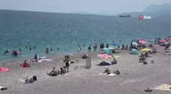 Sıcaklık 40 dereceyi buldu Antalya'da sahiller doldu taştı
