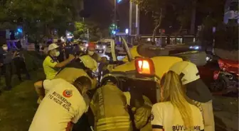 ÜSKÜDAR'DA LÜKS OTOMOBİL VE TAKSİ ÇARPIŞTI: 1'İ AĞIR 3 YARALI