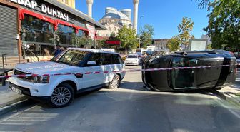Ataşehir'de park halindeki cipe çarpan otomobil yan yattı