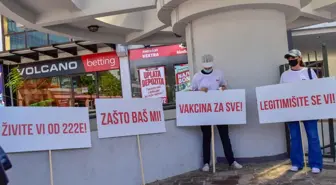 Karadağlı kafe ve restoran işletmecileri Kovid-19 tedbirlerini protesto etti