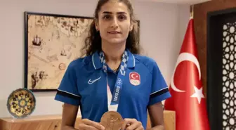 Tokyo'dan madalyayla dönen milli tekvandocu Hatice Kübra İlgün babasına verdiği sözü tuttu