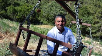 Kumluca'da, sarp bölgelerdeki ürünlerini taşımak için teleferik yaptılar