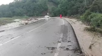 Ordu'da sağanak nedeniyle dere taştı, yol geçici olarak ulaşıma kapandı