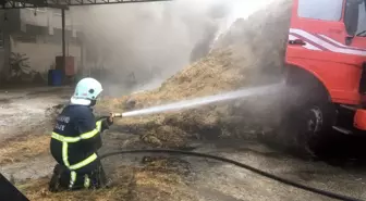 Park halindeki kamyonun kasasındaki samanlar yandı