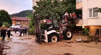 Savaş alanına dönen ilçede mahsur kalanlar kepçe ile kurtarılıyor