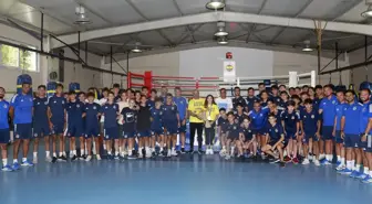 Fenerbahçe'de altyapı futbolcuları, olimpiyat ikincisi milli boksör Buse Naz Çakıroğlu ile bir araya geldi