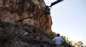 KARA YOLU İÇİN TEHLİKE OLUŞTURAN KAYA, BASINÇLI SU YASTIĞI SİSTEMİYLE PARÇALANDI