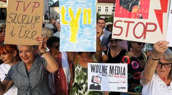 Yabancı medya kuruluşlarını yasaklayan yeni yasa tasarısı Polonya'da hükümet krizine neden oldu