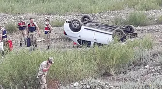 Sağlık görevlileri kazada yaralanan çocukları kucaklarında hastaneye yetiştirdi