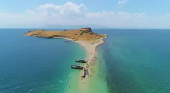 Son dakika haberleri | Van Gölü'nde onlarca kişi su altındaki antik yoldan yüzerek ve yürüyerek Çarpanak Adası'na ulaştı