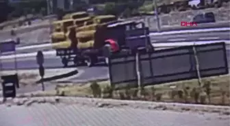 Hafif ticari aracın çarptığı leylek, öldü