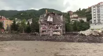 Son dakika haber... KASTAMONU - Sel nedeniyle yıkılan binanın altından yakınlarının sağ çıkmasını bekliyorlar