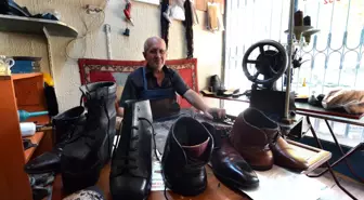 Konyalı Mehmet Usta, 24 yıldır kendisi gibi yürüme engelli olanlara özel ayakkabı üretiyor