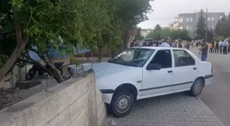 Otomobil kaldırımda duran gençlerin arasına daldı: 4 yaralı