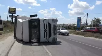 Arnavutköy'de ayakkabı yüklü TIR devrildi