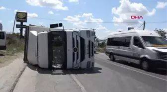 ARNAVUTKÖY'DE AYAKKABI YÜKLÜ TIR DEVRİLDİ