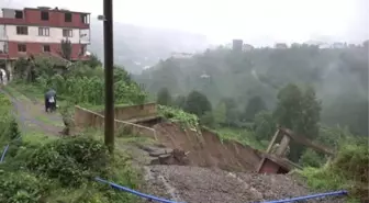 Çayeli'nde şiddetli yağışın ardından 3 katlı bina kayarak yan yattı