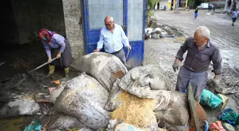 Eşiyle çatıya çıkarak selden kurtulan vatandaş, hayat arkadaşıyla helalleştiği anları gözyaşları içinde anlattı