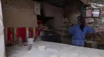 Kadınlar mahallenin fırınlarında Çeçen ekmeği yapıyor