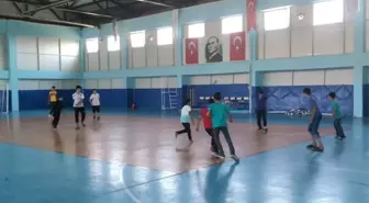 Yaz Kur'an kursu öğrencileri dini eğitimlerinin yanında yaptıkları sportif faaliyetlerle güzel vakit geçiriyor