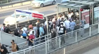 Metrobüs bozuldu, duraklarda yoğunluk oluştu